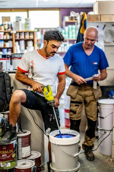 Artisanat d'excellence : Les créateurs de couleurs personnalisées