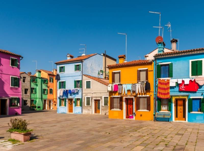 Pourquoi choisir une peinture acrylique pour repeindre sa façade ?