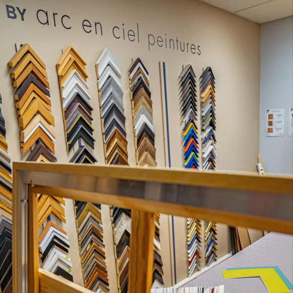 L’encadrement sur mesure, la finition élégante pour vos œuvres présentés par Arc en Ciel Peintures, proche d’Apt.